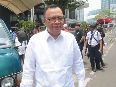 Mantan Sekretaris Kementerian Pemuda dan Olahraga (Sesmenpora), Alfitra Salamm berjalan keluar usai menjalani pemeriksaan oleh penyidik di Gedung KPK, Jakarta, Senin (23/9/2019). (merdeka.com/Dwi Narwoko)