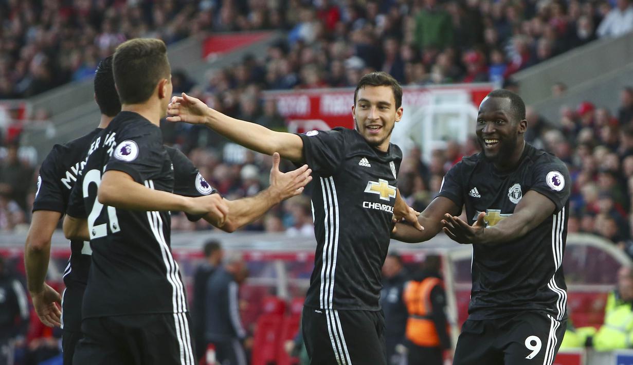 Para pemain Manchester United merayakan gol yang dicetak oleh Romelu Lukaku ke gawang Stoke City pada laga Premier League di Stadion bet365, Sabtu (9/9/2017). Manchester United bermain imbang 2-2 dengan Stoke City.(AFP/Geoff Caddick)