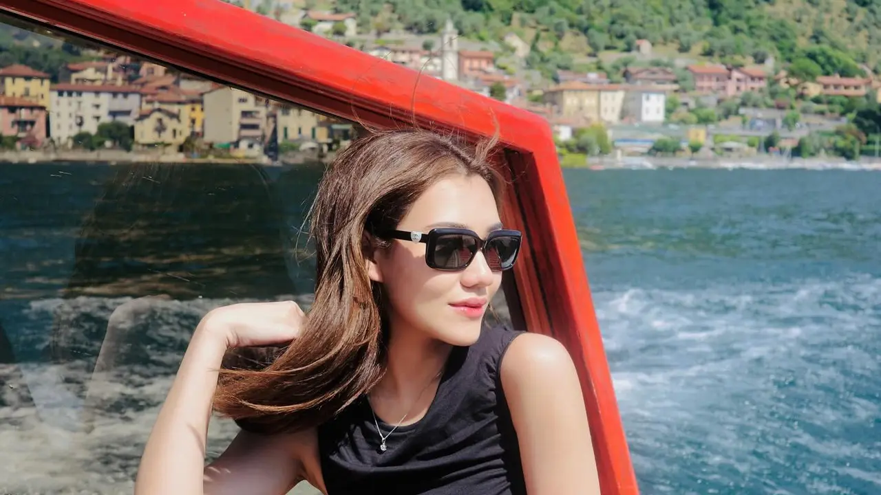 7 Potret Aaliyah Massaid dan Thoriq Halilintar Naik Speed Boat Mewah di Danau Como