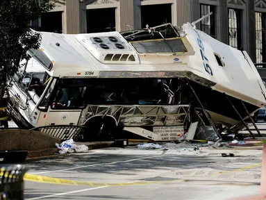 Dua bus New Jersey Transit terlibat dalam tabrakan maut yang menewaskan seorang pengemudi di Newark, New Jersey (19/08) waktu setempat. Sembilan belas  penumpang dirawat di rumah sakit, termasuk 7 dalam kondisi kritis. (REUTERS/Eduardo Munoz)
