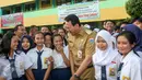 Gubernur DKI Basuki Tjahaja Purnama ketika menyapa para peserta Ujian Nasional (UN) di SMPN 41 Jakarta, Senin (9/5). Kedatangan Gubernur yang disapa Ahok itu guna meninjau pelaksanaan Ujian Nasional di sekolah tersebut. (Liputan6.com/Yoppy Renato)
