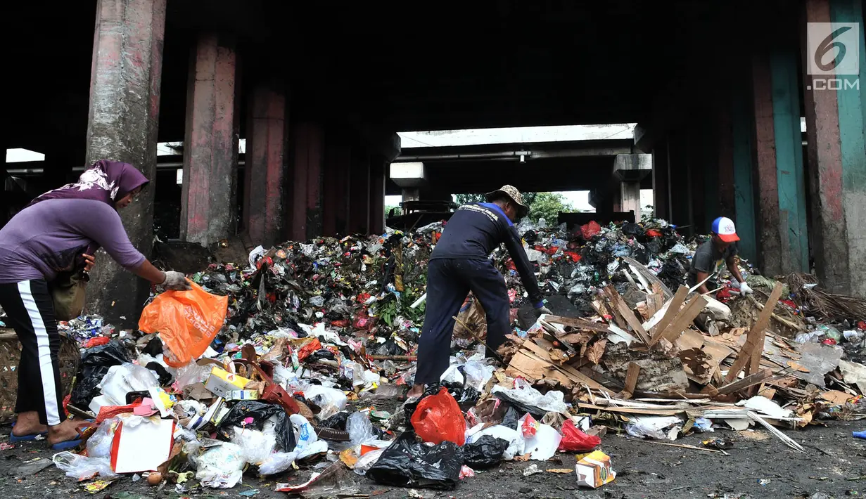 Pemulung memilah sampah di kolong Tol Wiyoto-Wiyono, Sungai Bambu, Jakarta, Selasa (15/1). Kolong Tol tersebut berubah menjadi tempat penampungan sampah warga di 3 kelurahan sehingga menyebabkan pencemaran lingkungan. (Merdeka.com/Iqbal S. Nugroho)