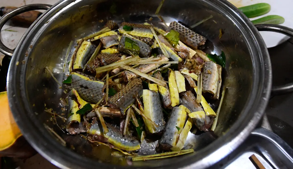 Foto pada 24 Agustus 2018 memperlihatkan hidangan olahan daging ular disiapkan di sebuah restoran khusus provinsi Yen Bai, Vietnam. Daging ular dianggap sebagai hidangan yang memuaskan sekaligus bergizi bagi penduduk Vietnam. (AFP/Nhac NGUYEN)