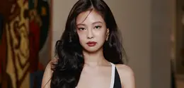 Sebagai ambassador CHANEL sejak 2017, Jennie memang dikenal piawai memadukan fashion dan jewelry dengan cara yang effortless namun tetap luxurious. Kali ini, ia tampil dalam balutan look 62 dari koleksi Cruise 2026/2027 CHANEL yang dimodifikasi menjadi lebih sleek dan modern. [@jennierubyjane].