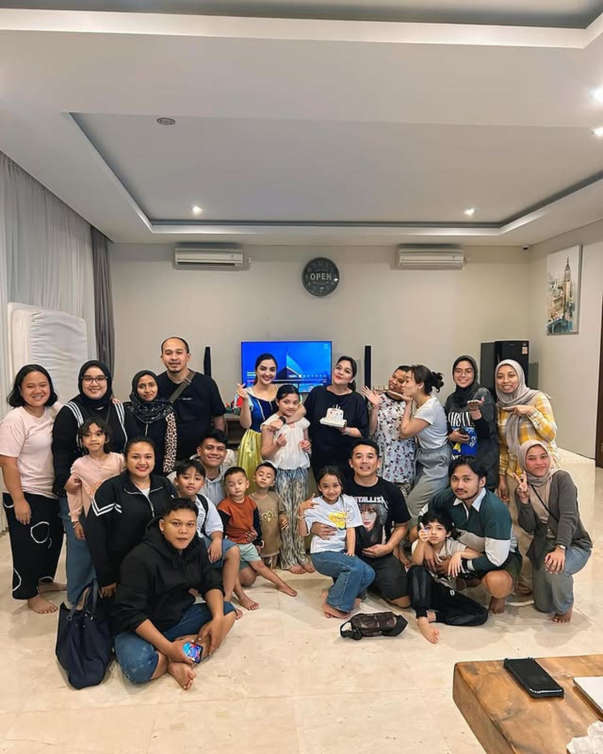 7 Potret Ashanty Rayakan Ultah Kakak Perempuannya, Penuh Kehangatan Bersama Keluarga - Unggah Foto Lawas