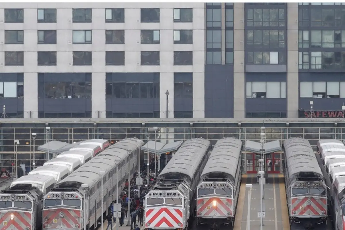 Beberapa kereta tampak terparkir di stasiun kereta Caltrain di San Francisco, pada 16 Oktober 2019. (Foto: AP/Jeff Chiu)