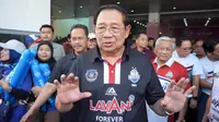 Presiden RI ke-6, Susilo Bambang Yudhoyono, hadir langsung memberikan dukungan kepada klub miliknya, Jakarta Lavani Allo Bank Electric pada final four PLN Mobile Proliga 2024 di GOR Bung Tomo, Surabaya, Jumat (5/7/2024). (Bola.com/Aditya Wany)