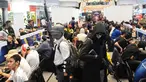 Sejumlah penggiat game memadati lantai dasar Mangga Dua Mall di Jakarta, Minggu (17/3). Ratusan gamers ambil bagian dalam kompetisi game Mobile Legends dan PUBG Mobile bertajuk NXL Mobile Esports Cup 2019. (Liputan6.com/Herman Zakharia)