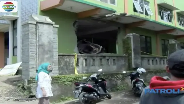 Tembok sebuah tempat laundry di di Pekalongan, Jawa Tengah, jebol akibat ledakan mesin pencuci tersebut. Satu orang dilaporkan tewas.