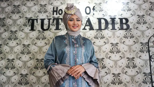 Desainer Langganan Keluarga Presiden Jokowi Fashion Show di London