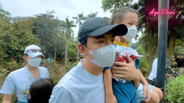 7 Potret Kompak Ayu Dewi Bersama Suami Ajak Buah Hati Main Ke Kebun Binatang