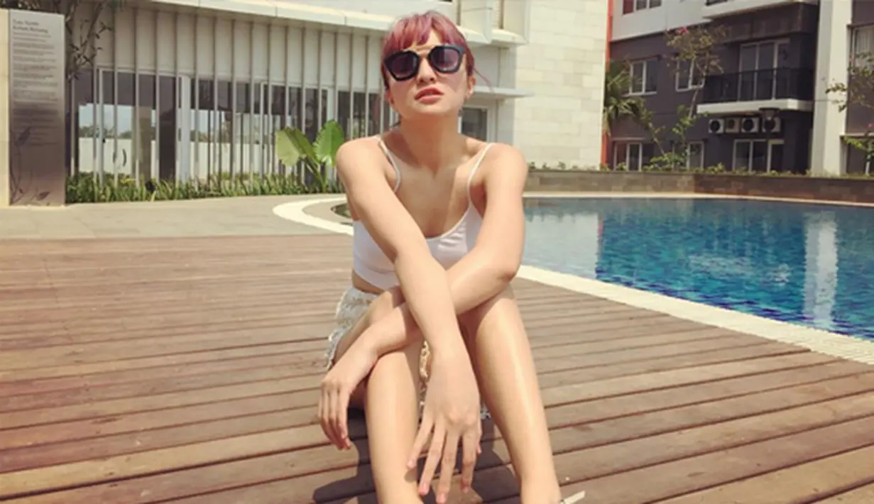 Pasca bercerai dengan Ben Kasyafani, Marshanda atau akrab disapa Caca langsung membuat sensasi dengan memutuskan melepas hijab.  (Via Instagram/@Marshanda99)