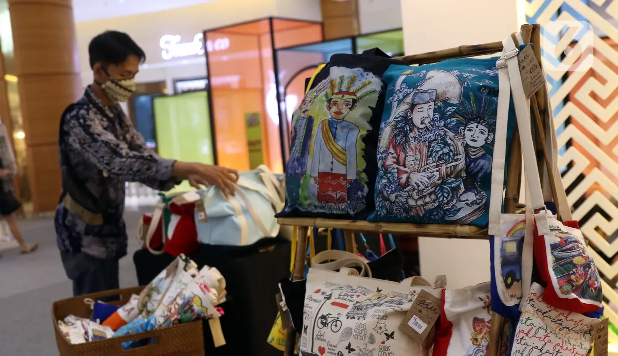Pengunjung mengamati kerajinan tangan rumahan dalam pameran Creative Culture Home di Sumarecon Mal Serpong, Tangerang, Banten, Selasa (27/10/2020). Pameran ini digelar guna mendukung para pelaku seni tetap kreatif dan produktif dalam berkarya di masa pandemi COVID-19. (Liputan6.com/Angga Yuniar)