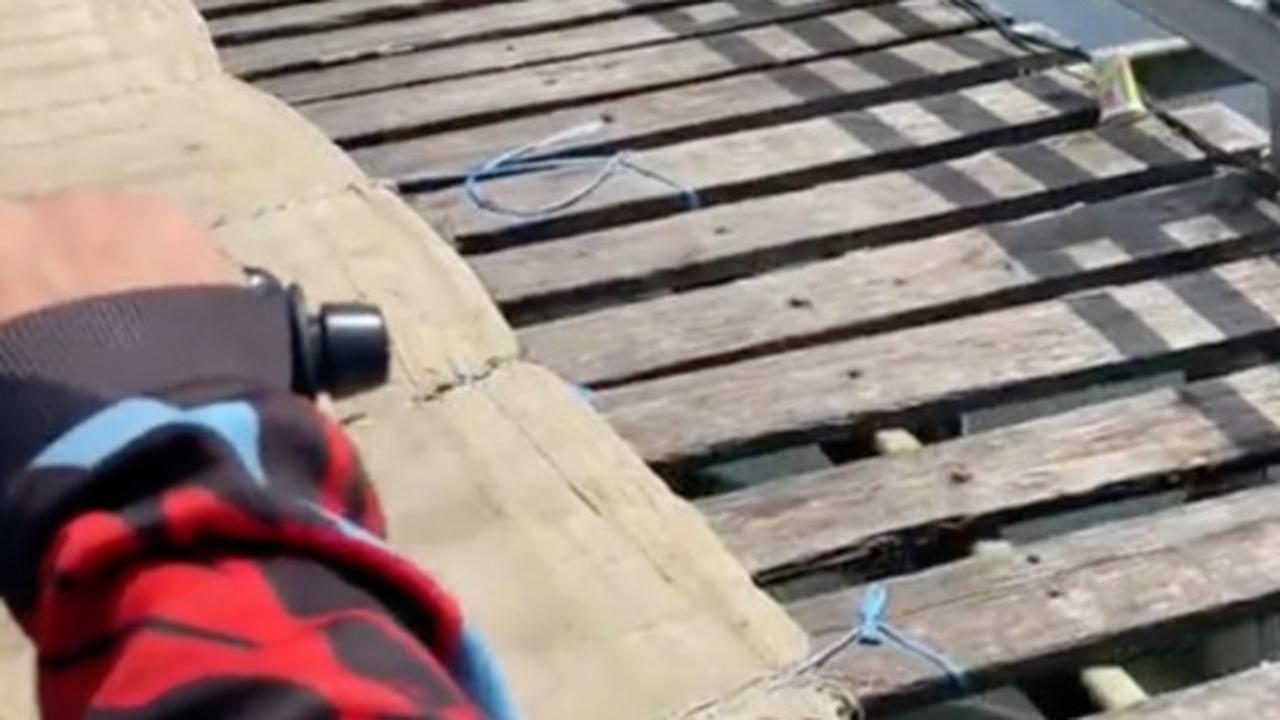 Viral Momen Suami Istri Lewati Jembatan Kayu, Warganet Ikut Deg-degan