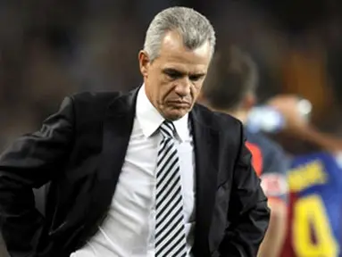 Atletico de Madrid's coach Javier Aguirre watches his team get beaten by Barcelona during their Spanish League football match at the Camp Nou stadium in Barcelona on October 4, 2008. AFP PHOTO / LLUIS GENE