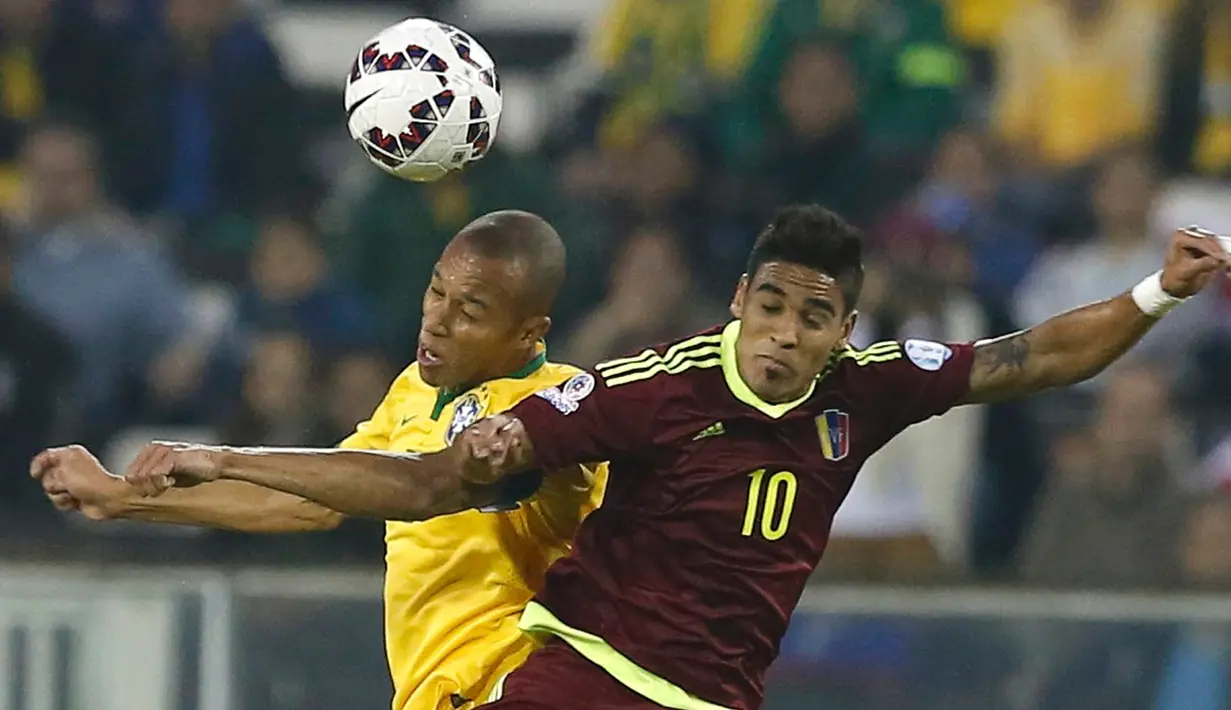 Gelandang Venezuela, Ronald Vargas berebut bola udara dengan bek Brasil Miranda saat pertandingan Copa Amerika 2015 di Stadion Monumental David Arellano, Santiago, Chili, (22/6/2015). Brasil menang tipis 2-1 atas Venezuela. (REUTERS/Andres Stapff)