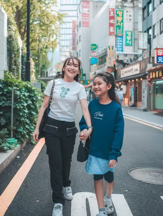<p>Ayu Ting Ting tampil kompak pakai outfit kasual bersama putrinya, Bilqis saat liburan di Korea Selatan. [@ayutingting92]</p>