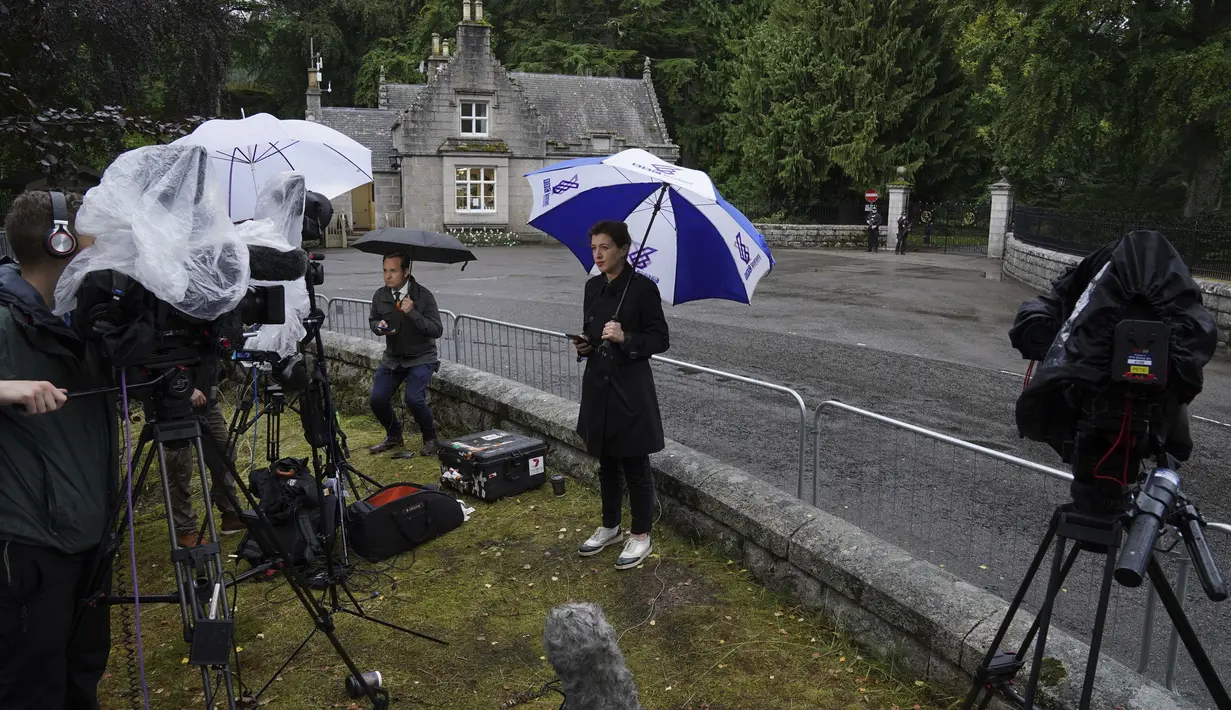 Media berkumpul di pintu masuk Balmoral di Skotlandia, tempat Ratu berada di bawah pengawasan medis, Kamis (8/9/2022). Istana Buckingham mengatakan Ratu Elizabeth II telah ditempatkan di bawah pengawasan medis karena para dokter “memperhatikan kesehatan Yang Mulia.” Anggota keluarga kerajaan pergi ke Skotlandia untuk bersama raja berusia 96 tahun itu. (Andrew Milligan/PA via AP)