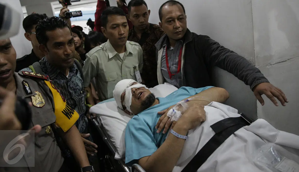 Penyidik KPK, Novel Baswedan tiba di RS Jakarta Eye Center (JEC), Menteng, Jakarta, Selasa (11/4). Pemindahan tersebut bertujuan agar Novel mendapatkan penanganan yang lebih maksimal dan cepat. (Liputan6.com/Faizal Fanani)