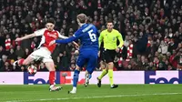Gelandang Arsenal asal Inggris bernomor punggung 41, Declan Rice, melepaskan tembakan untuk mencetak gol pertama bagi timnya selama pertandingan Liga Champions UEFA antara Arsenal dan Dinamo Zagreb di Stadion Emirates di London utara, Kamis dini hari WIB (23-1-2025). (JUSTIN TALLIS/AFP)