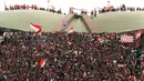 Ribuan mahasiswa menduduki Gedung DPR/MPR, Senayan, Jakarta, pada 19 Mei 1998. Selain menuntut Presiden Soeharto mundur, para mahasiswa juga meminta anggota dewan tidak meninggalkan gedung agar Sidang Istimewa bisa dilakukan secepatnya. (KEMAL JUFRI/AFP)