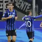 Pemain Atalanta, Mario Pasalic, melakukan selebrasi usai membobol gawang Manchester City pada laga Liga Champions 2019 di Stadion San Siro, Rabu (6/11). Kedua tim bermain imbang 1-1. (AP/Luca Bruno)