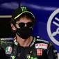 Pembalap Monster Energy Yamaha, Valentino Rossi, menjelang sesi latihan bebas pertama MotoGP Andalusia 2020, Jumat (24/7/2020). (AFP/Javier Soriano)