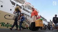 Pemudik yang menumpang KM Labobar tiba di Pelabuhan Tanjung Perak, Surabaya, Jawa Timur, Jumat (31/5/2019). Pelindo III memprediksi puncak mudik angkutan laut Lebaran 2019 yang masuk ke Jawa Timur akan terjadi pada H-3 atau Minggu, 2 Juni. (merdeka.com/Dwi Narwoko)
