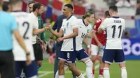 Pelatih Inggris, Gareth Southgate menyalami Trent Alexander Arnold saat ditarik keluar di pertandingan melawan Denmark (AP)