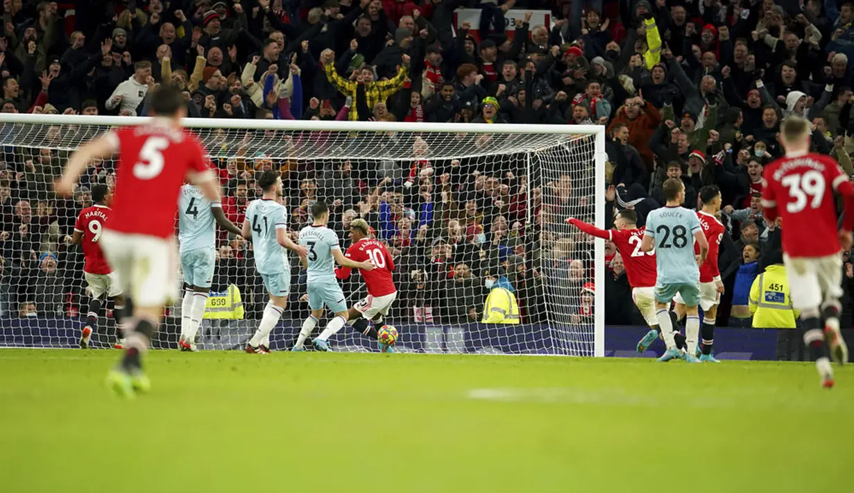 Pemain Manchester United Marcus Rashford (tengah) melakukan selebrasi usai mencetak gol ke gawang West Ham United pada pertandingan sepak bola Liga Inggris di Stadion Old Trafford, Manchester, Inggris, 22 Januari 2022. Manchester United menang 1-0. (AP Photo/Dave Thompson)