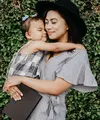 ilustrasi ibu dan anak/Photo by Hello Revival on Unsplash