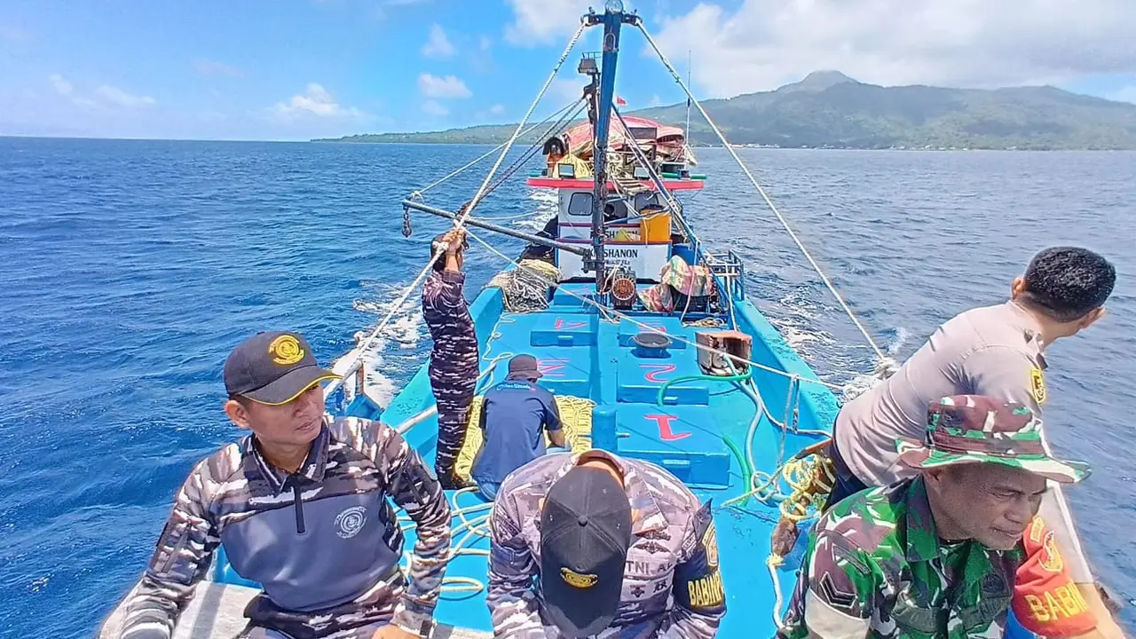 Tim gabungan TNI dan kepolisian saat melakukan pencarian dengan menggunakan perahu pajeko di perairan antara Pulau Tagulandang dan Pulau Biaro, Kamis (13/3/2025).