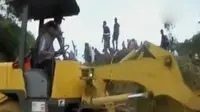 Satu Keluarga Tewas Tertimbun Longsor hingga Ritual Unik di India