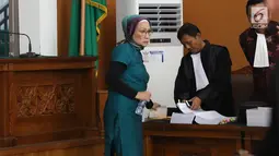 Terdakwa kasus dugaan penyebaran berita bohong atau hoaks Ratna Sarumpaet setelah mengikuti sidang lanjutan di PN Jakarta Selatan, Selasa (9/4). Sidang dengan agenda mendengarkan keterangan empat orang saksi, salah satunya yaitu Presiden KSPI, Said Iqbal. (Liputan6.com/Immanuel Antonius)