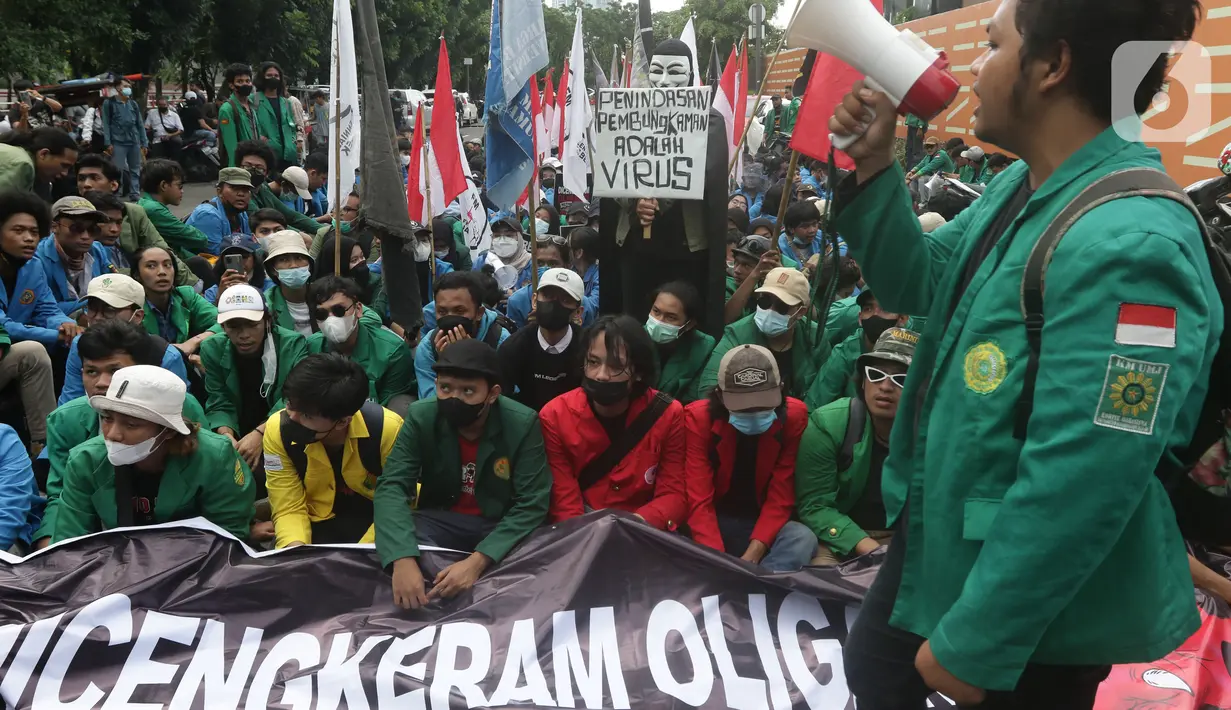 Sejumlah mahasiswa yang tergabung dalam Front Millenial Jabodetabek melakukan aksi unjuk rasa di Jalan Kuningan Persada sekitar Gedung KPK, Jakarta, Kamis (9/12/2021). Aksi mereka untuk memperingati Hakordia 2021 dengan menyuarakan keprihatinan atas lemahnya KPK. (Liputan6.com/Helmi Fithriansyah)
