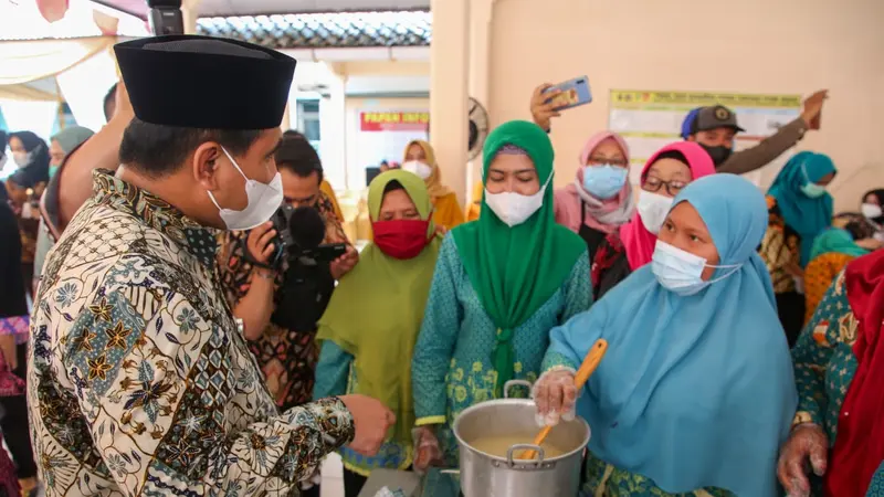 Wakil Gubernur Jawa Tengah Taj Yasin Maimoen saat melihat proses pembuatan sirup rambutan yang dilakukan ibu-ibu di Pendopo Kabupaten Pemalang. (Foto: Liputan6.co/Humas Provinsi Jateng)