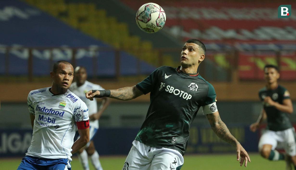 Pemain Persikabo 1973, Ciro Henrique (kanan) mengontrol bola dibayangi pemain Persib Bandung, Supardi dalam laga pekan ke-5 BRI Liga 1 2021/2022 di Stadion Wibawa Mukti, Cikarang, Senin (27/9/2021). Kedua tim bermain imbang 0-0. (Bola.com/Ikhwan Yanuar)