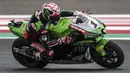 Hasil apik Jonathan Rea berlanjut di Race 2 Mandalika 2021. Pembalap Kawasaki tersebut berhasil naik podium pertama lagi pada balapan yang berlangsung Minggu (21/11/2021) sore WIB. (AP/Achmad Ibrahim)