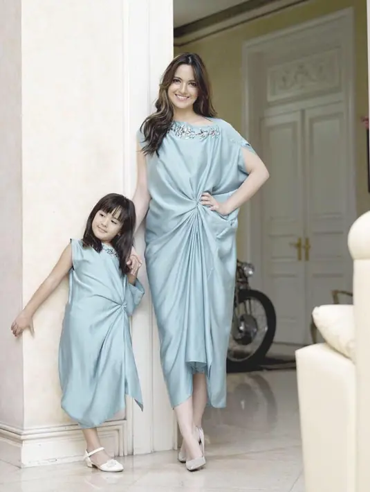 Kalau yang satu ini, Nia dan  Mikhayla juga memakai baju yang sama. Kaftan berwarna biru muda menjadi kostum mereka di hari yang membahagiakan keduanya.  (Instagram/ramadhaniabakrie)