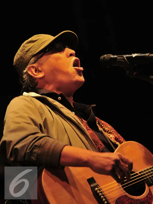 Iwan Fals sangat bersemangat menyanyikan lagu dalam konser bertajuk Untukmu Indonesia di Istora Senayan, Jakarta, Sabtu (21/11). Konser ini melibatkan sejumlah musikus, di antaranya Edi Kemput, Iwa K, Neo, dll. (Liputan6.com/Faisal R Syam)