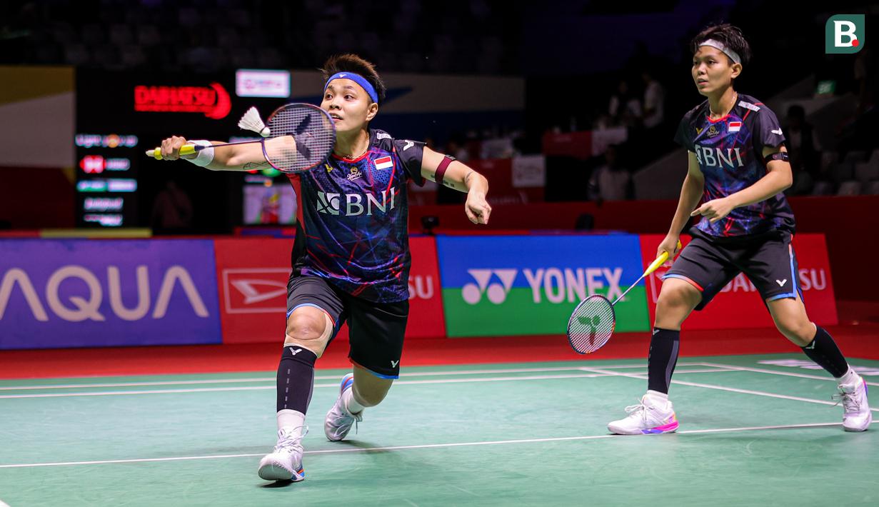 <p>Ganda putri Indonesia, Apriyani Rahayu/Siti Fadia Silva Ramadhanti berusaha mengembalikan bola ke arah lawannya, pasangan Belanda, Debora Jille/Cheryl Seinen pada laga babak 32 besar Daihatsu Indonesia Masters 2024 di Istora Senayan, Jakarta, Selasa (23/1/2024). Apriyani Rahayu/Siti Fadia Silva Ramadhanti kalah dua game langsung 14-21, 17-21. (Bola.com/Bagaskara Lazuardi)</p>
