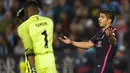 Pemain FC Barcelona, Luis Alberto Suarez terlihat memprotes wasit saat timnya kalah dari Malaga pada lanjutan La Liga Spanyol di di Estadio La Rosaleda (8/4/2017). Barcelona kalah 0-2 dari Malaga. (AP/Daniel Tejedor)