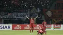 Pemain Persija Jakarta merayakan kemenangan saat melawang Tira Persikabo pada laga Shopee Liga 1 di Stadion Patriot Chandrabhaga, Bekasi, Minggu (3/11). Persija menang 2-0 atas Tira Persikabo. (Bola.com/Yoppy Renato)