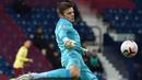 Nick Pope. Kiper asal Inggris berusia 29 tahun yang memperkuat Burnley ini sukses membuat 114 saves dalam 32 penampilannya musim ini. Ketangguhannya di bawah mistar juga menjadi salah satu kunci timnya terhindar dari degradasi musim ini. (AFP/Rui Vieira/Pool)