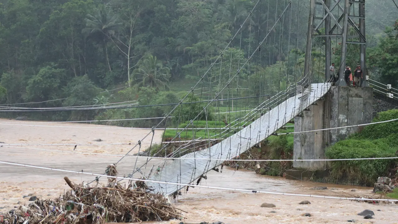 Jembatan penghubung Desa Toblong dan Desa Sukanegara, di Kabupaten Garut. Putusnya  jembatan terjadi setelah debit Sungai Cikaengan meningkat tajam dan menggerus pondasi. (Istimewa)