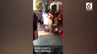 Rekaman insiden wanita melahirkan di jalanan tersebut viral sejak beredar di media sosial China.