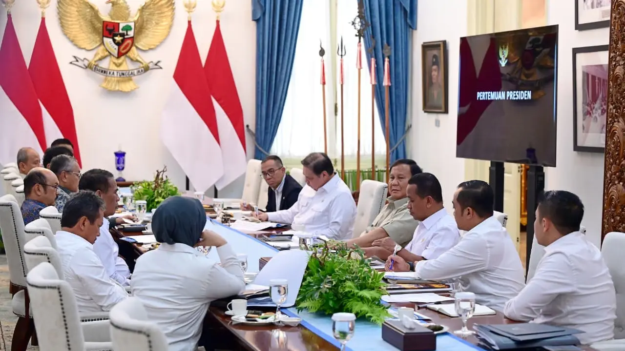 Presiden Prabowo Subianto saat mengikuti rapat terbatas di Istana Merdeka, Jakarta. (Dok. Biro Pers, Media, dan Informasi Sekretariat Presiden)