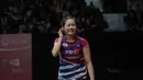Chae Yoo-jung memberikan isyarat tidak bisa mendengar kepada pelatih saat melawan Greysia/Apriyani pada perempatfinal Daihatsu Indonesia Master 2018 di Istora Senayan, Kamis (26/1/2018). Greysia/Apriyani menang 21-16,21-15 (Bola.com/Nick Hanoatubun)