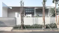 Pagar rumah minimalis kombinasi beton dan besi, MM House di Tangerang karya Studio TonTon. (dok. Arsitag.com)