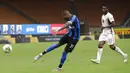 Bek Inter Milan, Ashley Young, mencetak gol ke gawang Torino pada laga Serie A di Stadion Giuseppe Meazza, Senin (13/7/2020). Inter Milan menang 3-1 atas Torino. (AP Photo/Luca Bruno)